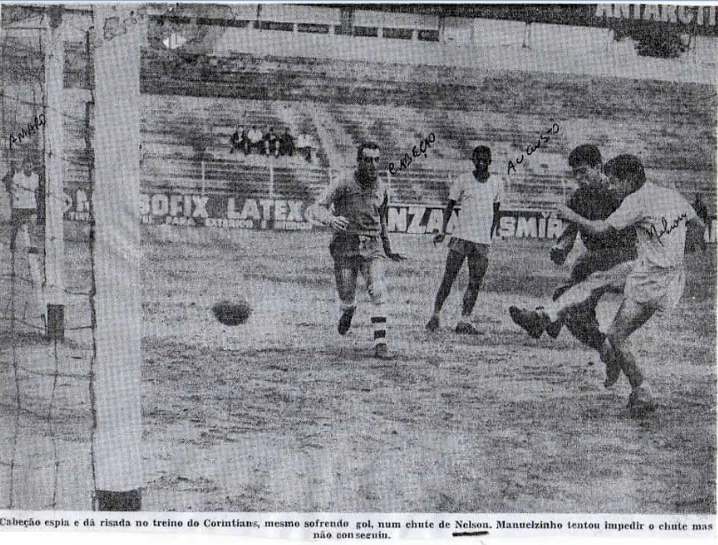 Treino do Corinthians no Parque São Jorge nos anos 60. Da esquerda para a direita: Cabeção, Augusto, Manuelzinho e Nélson Jacaré, que arremata para fazer o gol na meta de Cabeção. Foto: Reprodução/arquivo pessoal de Nélson Jacaré