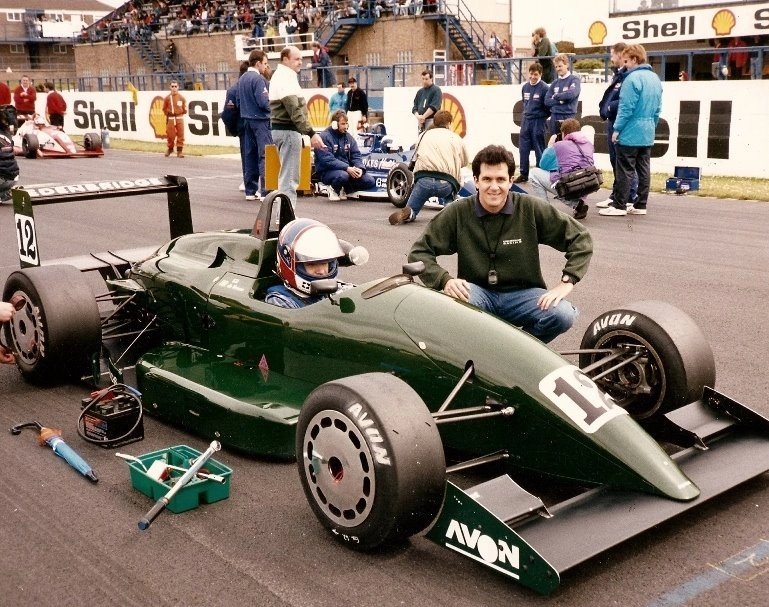 Gil de Ferran, no cockpit de seu F3 em 1991, em Silverstone. Ao lado, seu então chefe de equipe, Eduardo Bassani. Foto: arquivo pessoal de Eduardo Bassani