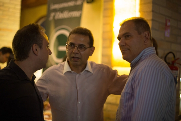 Godoi (ao centro) conversando com dois torcedores do Bugre, na Catedral do Chopp, dia 14 de setembro de 2012. Foto: Robson Khalaf Fotografias