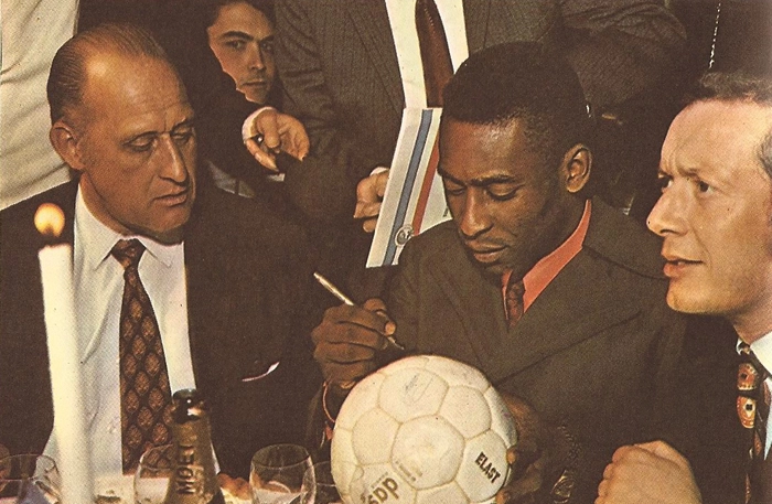 À esquerda está João Havelange, presidente de honra da Fifa. Quem está à direita do Rei é o ministro francês Jacques Beaumel. Foto da Revista Manchete, edição de julho de 1971