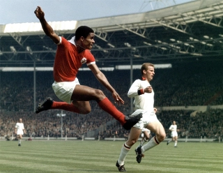 Achados & Perdidos: Veja lindos gols de Eus&eacute;bio, que nos deixava h&aacute; 12 anos