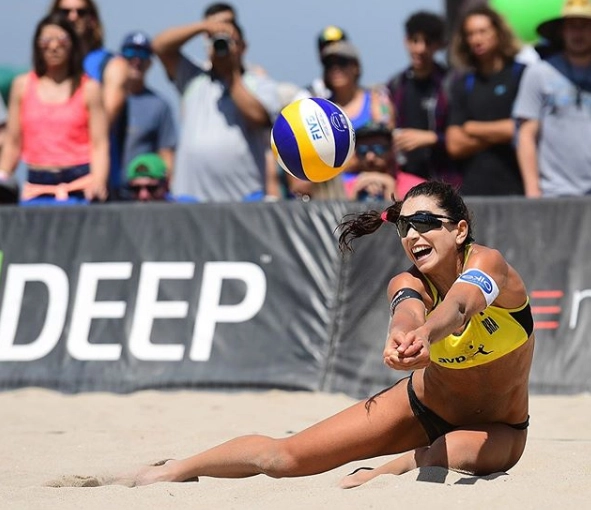 Carol Solberg, filha de Isabel, no vôlei de praia. Foto: arquivo pessoal de Carol Solberg