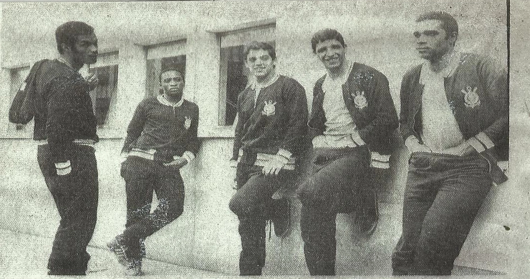 O Corinthians fez dois amistosos contra o River Plate, em 1969, no Troféu Apolo V, oferecido pela Liga de Futebol de New Jersey. O primeiro foi no Canadá, em 26 de julho, com vitória corintiana por 2 a 1 e o segundo, em Nova Iorque, que terminou empatado em 1 a 1. A imagem dos jogadores alvinegros foi feita em Nova Iorque. Da esquerda para a direita: Servílio, Luis Carlos Feijão, Polaco, Dirceu Alves e Ditão. Foto: arquivo pessoal de Polaco