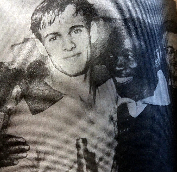 Mário Américo saudando o jovem Pepe, destaque na goleada de 4 a 1 da seleção brasileira sobre e Tchecoslováquia, por 4 a 1, em agosto de 1956, em foto da Revista Esporte Ilustrado, 959