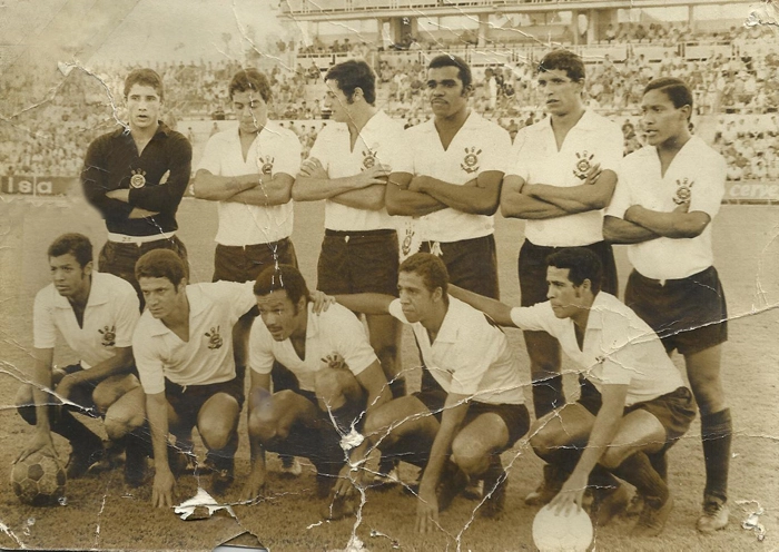 Em agosto de 1969, o Corinthians (treinado por Dino Sani) excursionou pela Espanha para disputar a Copa do Sol, na cidade de Mallorca e venceu o torneio, após ganhar do Málaga por 1 a 0 e do Barcelona por 2 a 1. Da esquerda para a direita: Alexandre, Polaco, Luiz Carlos, Ditão, Dirceu Alves e Pedro Rodrigues. Agachados: Suingue, Tales, Servílio, Tião e Carlinhos. Foto: arquivo pessoal de Polaco