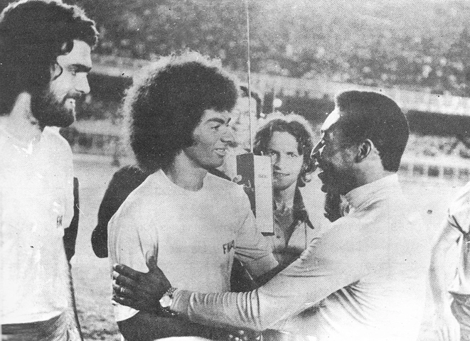 Partida da Seleção de Novos x Seleção de Estrangeiros, no dia 19 de dezembro de 1974. Foto reprodução da revista Sociedade Esportiva Tiradentes