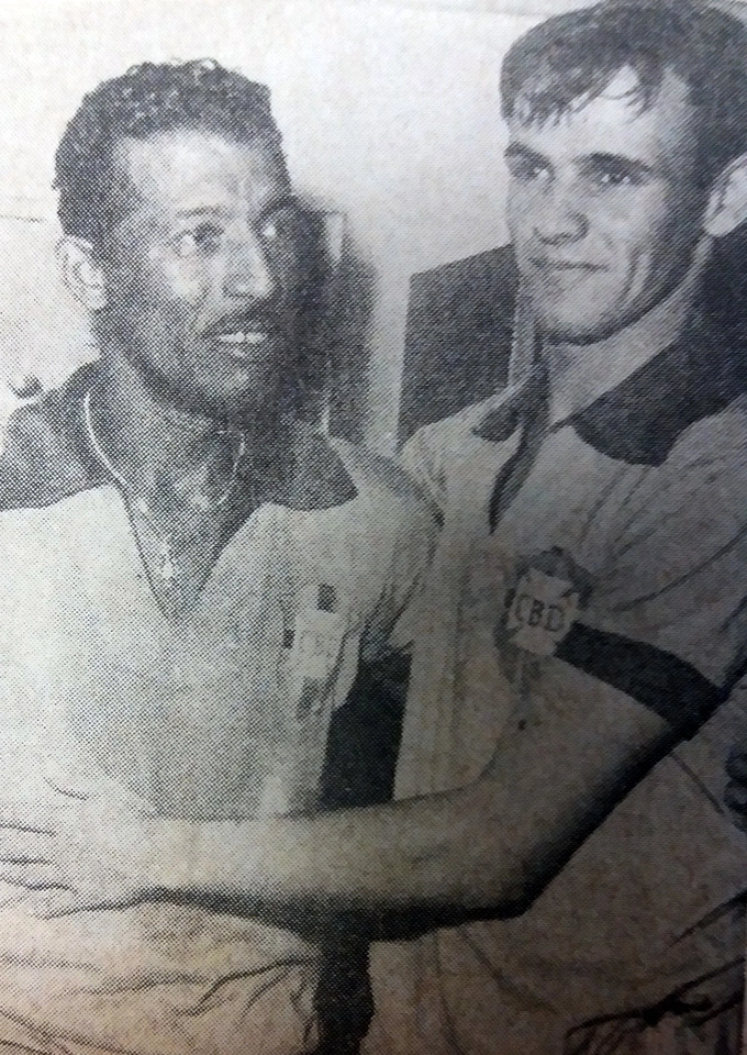 Zizinho e o jovem Pepe comemoram a Mário Américo saudando o jovem Pepe, destaque na goleada de 4 a 1 da seleção brasileira sobre e Tchecoslováquia, por 4 a 1, em agosto de 1956, em foto da Revista Esporte Ilustrado, 958