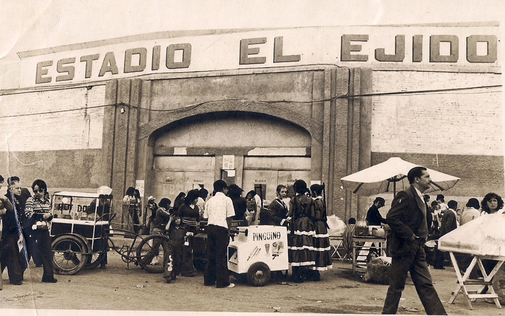 Estádio El Ejido, em Cuenca, em 12 de abril de 1977, véspera da derrota do Corinthians para o Deportivo Cuenca no Equador, por 2 a 1. O gol corintiano foi marcado por Palhinha. Foto: Antonio Lucio/arquivo pessoal de Lance