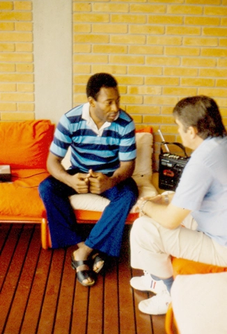 Pelé e o jornalista misterioso, que aparece de costas. Alguém consegue identificá-lo? Foto enviada por Wilson Chumbo