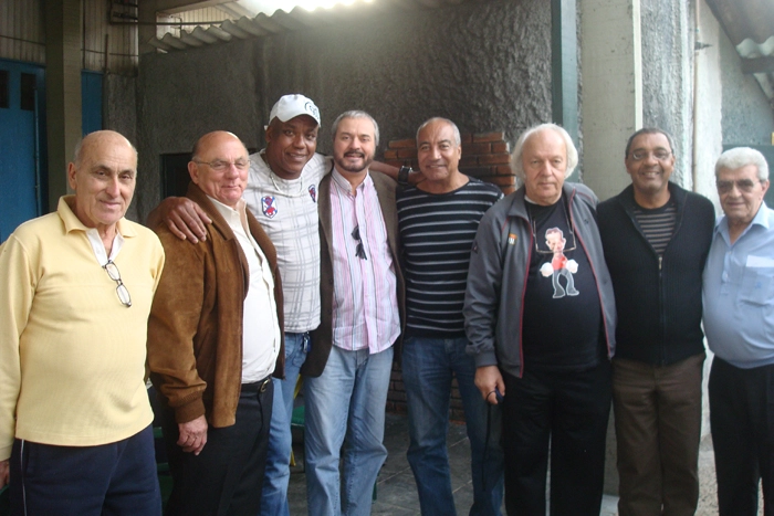 Na concentração do Palmeiras. Da esquerda para a direita, o segundo é Dino Sani, seguido por Serginho Chulapa, Dr. Catta-Preta, Tobias, Jaimão e Basílio. Foto enviada pelo Dr. Catta-Preta