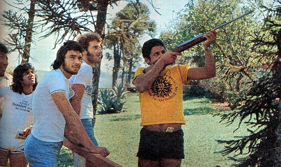 Da esquerda para a direita: Tobias, Cláudio Marques, Solitto, Darci e Vaguinho. Aliás, Vaguinho fazia duas coisas que não se deve fazer: matar passarinhos e fumar. A foto é da Revista Placar de 1976. O fotógrafo é José Pedro