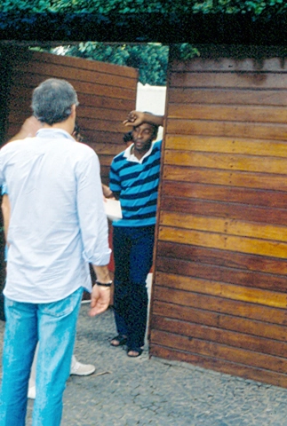 Pelé recebendo um jornalista em sua casa. Mas quem será o profissional que foi entrevistar o Rei? Foto enviada por Wilson Chumbo