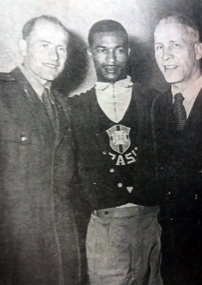 No centro aparece Didi, à sua direita o lendário maratonista Emil Zatopek e do outro lado o goleiro Planicka, dois dois maiores esportistas da Tchecoslováquia. A foto é da Revista Esporte Ilustrado, 957, de 1956