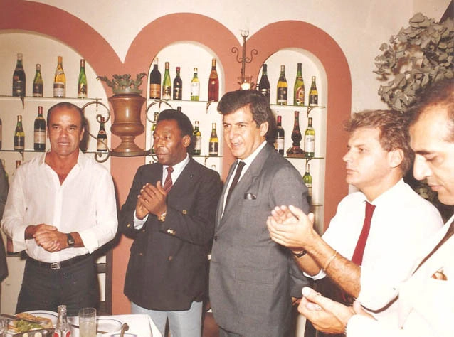 Jantar no Restaurante Roma, região da Avenida da Consolação, em São Paulo. Da esquerda para a direita: Rubens Salles, ex-zagueiro do Palmeiras, que na ocasião era Presidente da Associação de Técnicos de Futebol, Pelé, Almir Pazzianotto, José Carlos Cicarelli e Samir Abdul Hak, ex-presidente do Santos. Foto: arquivo pessoal de José Carlos Cicarelli