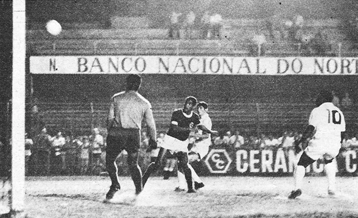 Lance do jogo Santos 5 x 1 Guarani, na Vila Belmiro em 05 de Agosto de 1970. Na foto aparecem o goleiro Tobias, Cido, Manoel Maria e Pelé. As placas de publicidade do Banco Nacional do Norte e da extinta Cerâmica Chiarelli ficaram por muitos anos na Vila Belmiro. Foto enviada por Walter Roberto Peres