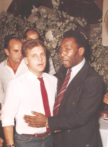 José Carlos Cicarelli e Pelé, em 1985, no Restaurante Roma, em São Paulo. Atrás, à esquerda, está Rubens Salles. Foto: arquivo pessoal de José Carlos Cicarelli