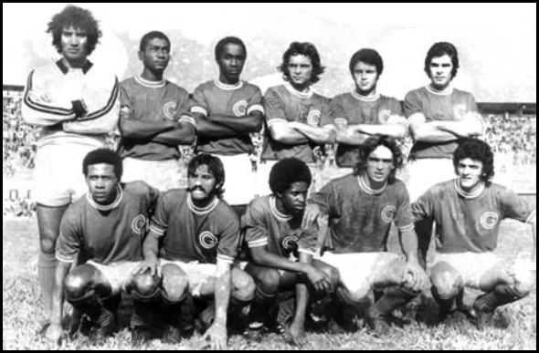 Veja a primeira foto do Guarani no Campeonato Brasileiro, em 1973, diante do Nacional, no estádio Vivaldão, em Manaus. Em pé, da esquerda para a direita: Tobias, Wilson Campos, Amaral, Flamarion, Bezerra e Moacir. Agachados, da esquerda para a direita: Barnabé, Lola, Washington, Alfredo e Mingo. Foto: Arthur Eugênio Mathias