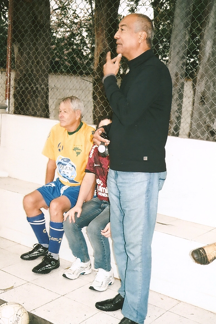 Tobias está em pé, orientando a sua equipe. Foto enviada por Fernando Menezes Fernandes