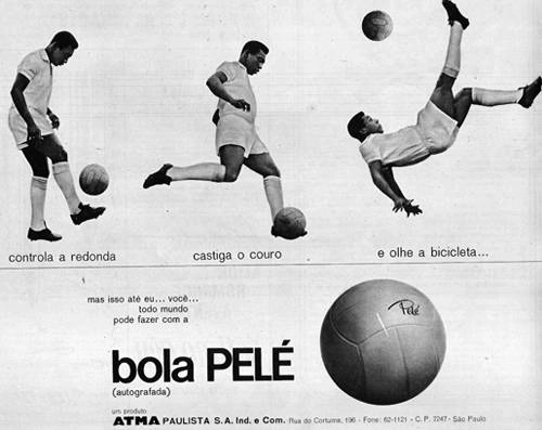 Bola com autógrafo de Pelé. Um grande sucesso em meados da década de 1960 produzido pela saudosa ATMA. Foto da revista Manchete