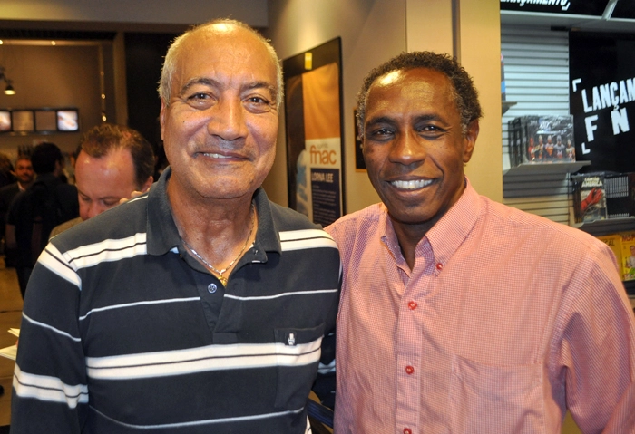 Tobias e Ataliba não jogaram na mesma época pelo Corinthians, mas sempre se encontram em eventos relacionados ao clube. Na imagem, eles estavam no lançamento do livro de Andrés Sanchez, em São Paulo, no dia 18 de junho de 2012. Foto: Diogo Miloni/Portal TT