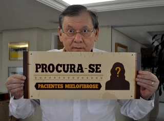 Jornalista posou com a placa na redação do Portal Terceiro Tempo. Foto: Kennedy Andres/Portal TT