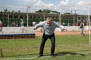 MN EVENTOS - Miltão posando de goleiro em jogo beneficente no interior