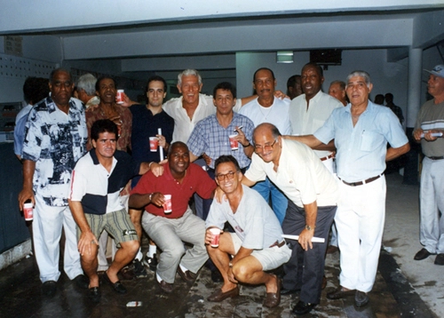 Grandes jogadores do passado durante encontro em Santos. Em pé, da esquerda para a direita, estão Mengálvio, Dorval, um torcedor, Lalá, Kaneco, Manga (saudoso ex-goleiro do Santos e da Briosa), Joel Camargo e Jorge Trombada. Agachados: João Paulo, Edu, Cláudio Moraes e o ex-ponta Afonsinho

