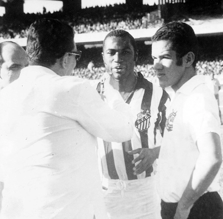 Buião (dir) e Edu, no gramado do Morumbi, antes de um Santos e Corinthians.