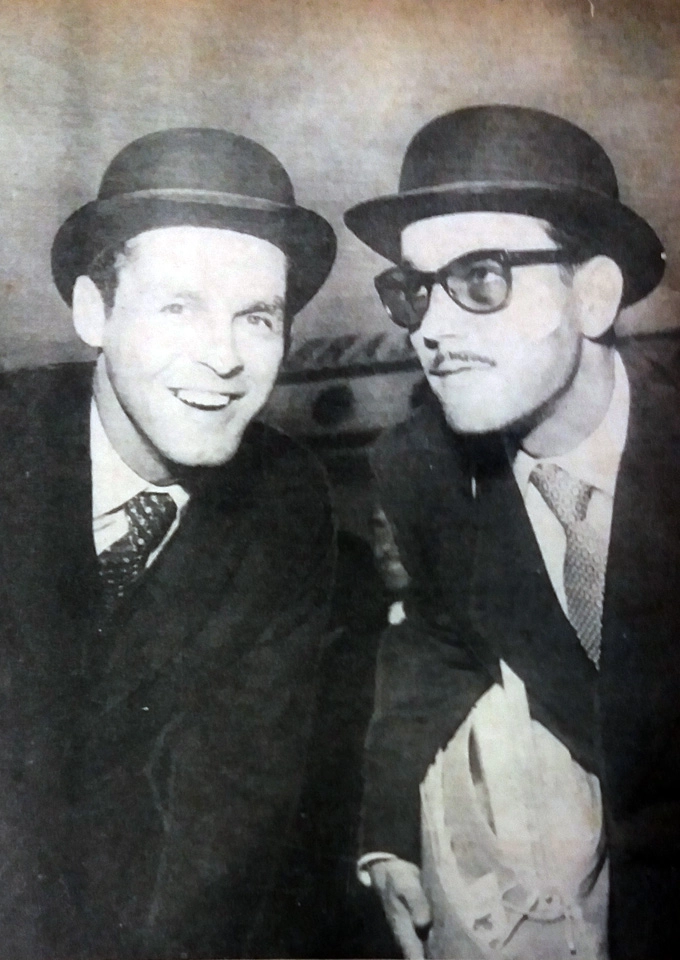 Gylmar e Gino Orlando, em Londres, com modelos de chapéus ingleses, em 1956. A seleção perdeu de 4 a 2 para a Inglaterra. A foto é da Revista Esporte Ilustrado, 946