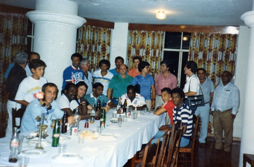 Neste encontro de jogadores da Seleção Brasileira de Masters em 1986 vemos Alfredo Mostarda, de camisa azul (primeiro sentado à esquerda), Jaime (em pé, à esquerda, de camisa azul), Romeu Cambalhota (em pé, de camisa branca com detalhes azuis e amarelos), Edu (sentado na ponta da mesa, de camisa branca), Gil (de camisa vermelha, sentado do lado direito da mesa) e Marco Antônio (do lado direito da mesa, de camiseta listrada)
