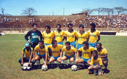 A Seleção Brasileira de Masters de Luciano do Valle deixou saudades. Encheu estádios em duas edições da Copa Pelé no País, e fez a torcida relembrar de grandes craques do passado. Esta foto foi tirada em 12 de outubro de 1986 no estádio Zezinho Magalhães, em Jaú. Mostra, da esquerda para a direita em pé, Renato, Eurico, Djalma Dias, Jaime, Clodoaldo e Marco Antônio; agachados estão Gil, Dicá, Lola, Romeu e Edu

