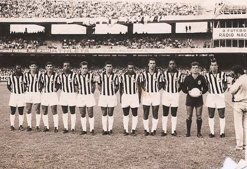 Vejam o Santos no Morumbi no dia 13 de abril de 1969 em clássico contra o Corinthians. Naquela tarde, diante de 51 mil pagantes, o Timão venceu por 2 a 0 pelo Campeonato Paulista. Na foto estão Edu, Manuel Maria, Rildo, Lima, Toninho Guerreiro, Clodoaldo, Pelé, Ramos Delgado, Joel, Cláudio e Carlos Alberto Torres. Fica até difícil acreditar que esse timaço perdeu, mas naquele dia o Corinthians não vivia mais o tabu de 11 anos sem vitórias contra o Peixe e jogou bem menos pressionado

