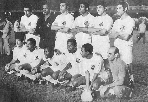 Equipe do Santos em 1969, no Maracanã, antes da histórica partida do milésimo gol de Pelé contra o Vasco. Em pé: Carlos Alberto Torres, Agnaldo, Ramos Delgado, Djalma Dias, Clodoaldo e Rildo. Agachados: Mané Maria, Lima, Edu, Pelé, Abel e o massagista Macedo

