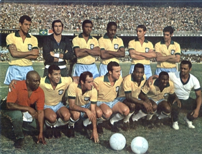 Na foto, o time montado pelo então técnico do escrete canarinho, João Saldanha, que goleou a Venezuela por 6 a 0, no dia 24 de Agosto de 1969, no estádio do Maracanã, pelas eliminatórias Sul-Americanas para a Copa do Mundo de 1970. Em Pé :Carlos Alberto Torres, Félix, Djalma Dias, Joel Camargo, Piazza e Rildo. Agachados: o massagista Mário Américo, Jairizinho, Gérson, Tostão, Pelé, Edu e Nocaute Jack.<i>Crédito foto: Blog do Jornalista Roberto Porto<i/>
