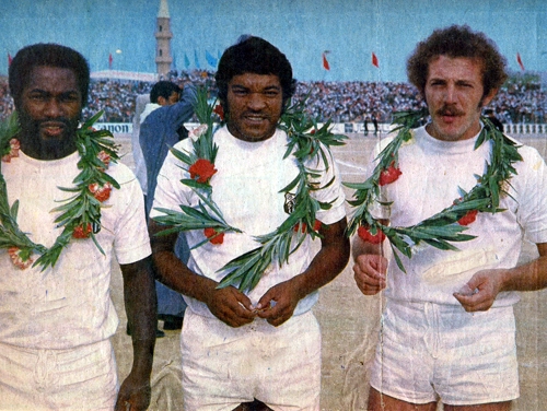 Foto de dezembro de 1973 mostra Edu, Alcindo e Brecha com a camisa do Santos antes de amistoso em Riad, na Arábia Saudita