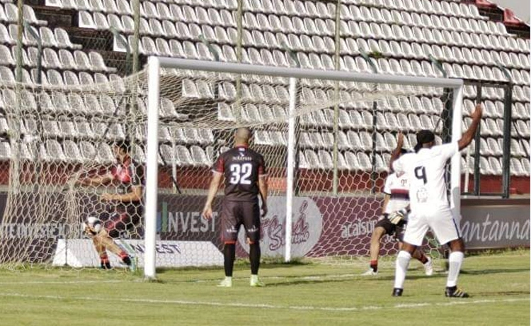 Viola, com a camisa 9, comemora gol do Corinthians, no Torneio Internacional de Futebol Sênior, disputado em janeiro de 2019, em Sete Lagoas (MG)