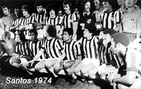 Time santista no dia 2 de outubro de 1974. O Santos bateu a Ponte Preta por 2 a 0, na Vila, em jogo que marcou a despedida de Pelé do Peixe. Em pé: Cejas, Wilson Campos, Léo, Bianqui, Zé Carlos, Vicente, Williams e Luís Carlos Beleza. Agachados: Gílson, Cláudio Adão, Brecha, Adilson, Da Silva, Mifflin, Pelé e Edu.