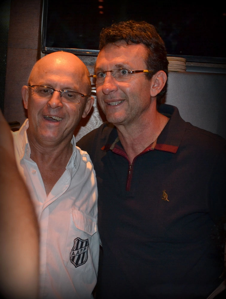 No dia 1 de novembro de 2014, o craque Neto posou para foto ao lado de Mineirinho, após conceder autógrafo do livro 1990 - A raça e o talento do Corinthians conquistaram o Brasil. Foto: Pâmela Sokolowski enviada por Mineirinho