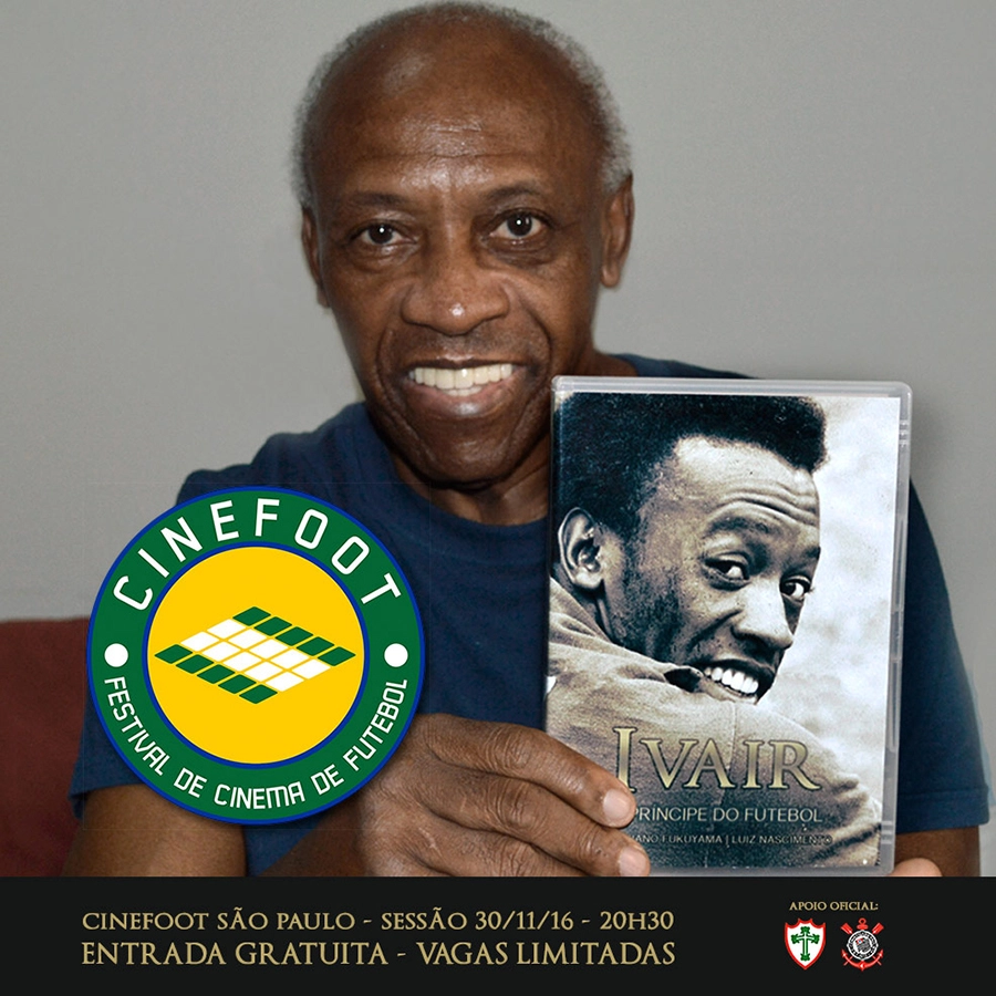 Denis, filho do Ivair, segura o livro-biografia de seu pai. Foto: reprodução