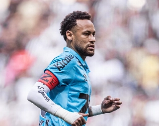 Camisa 10 torceu o tornozelo na Arena MRV e voltou a criticar gramado sintético. Foto: Raul Baretta/Santos FC