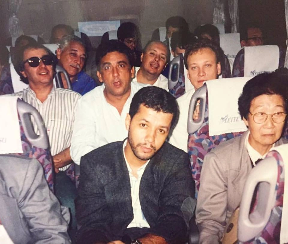 Viagem dos jornalistas para o GP do Pacífico, em Aida, no Japão, em 1994. Eles estão a bordo do trem-bala (Shinkansen), no último trecho do trajeto. À frente está Claudinho (da Globo). Atrás, à esquerda, de óculos, Reginaldo Leme. Pela ordem, Cândido Garcia, Galvão Bueno, Nilson Cesar e Flavio Gomes. Foto: arquivo pessoal de Flavio Gomes
