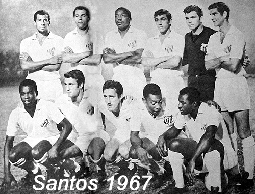 A foto acima é do dia 21 de dezembro de 1967, quando o Santos bateu o São Paulo por 2 a 1, no Pacaembu, e conquistou o Paulistão daquele ano. Em pé: Carlos Alberto, Ramos Delgado, Joel Camargo, Clodoaldo, Cláudio e Rildo. Agachados: Wilson, Buglê, Toninho, Pelé e Edu. Foto: Revista Manchete