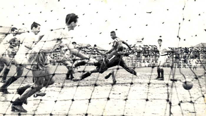 Peixinho pulando na bola para evitar o gol de Pelé, que pulou para cabecear a bola. Foto enviada por Tânia Novaretti, filha de Peixinho