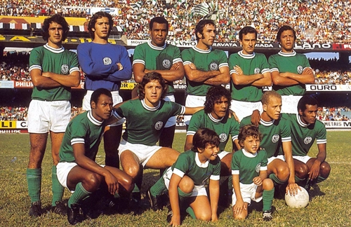 Acima, um timaço completo do Palmeiras e famoso do começo dos anos 70. Em pé: Eurico, Leão, Luís Pereira, Alfredo Mostarda, Dudu e Zeca. Agachados: Edu, Leivinha, César Maluco, Ademir da Guia e Nei