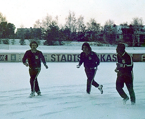 Novamente em Nuremberg (ALE), em 1973, Brecha (esq), Clodoaldo e Edu brincam na neve.