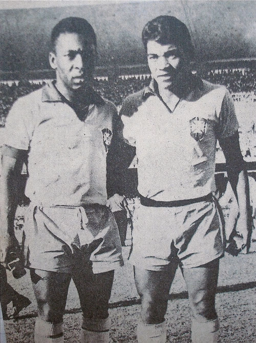 Pelé e Alcindo durante a partida disputada entre Brasil 2x1 Tchecoslováquia, no dia 12 de junho de 1966, no estádio do Maracanã, no Rio de Janeiro. Foto enviada por Roberto Saponari