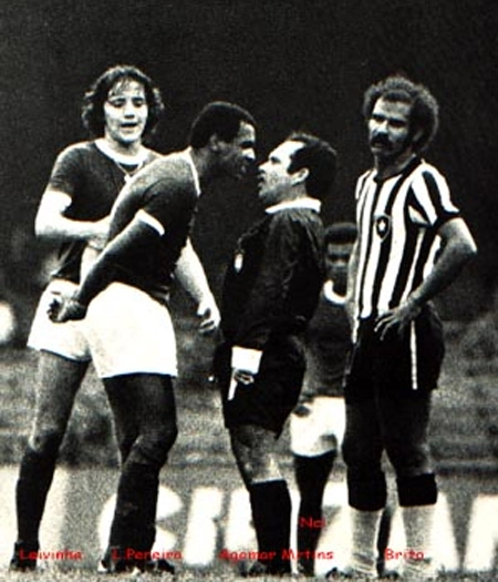 Esta foto mostra um lance da decisão do Campeonato Brasileiro de 1972 no Morumbi em que Palmeiras e Botafogo empataram sem gols e o título foi para o Parque Antártica. Da esquerda para a direita estão Leivinha, Luís Pereira, o árbitro Agomar Martins e o zagueiro Brito. Ao fundo, o ex-atacante Nei
