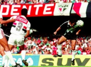 COM GOL DE SORATO - H&aacute; 36 anos, o Vasco derrotava o S&atilde;o Paulo e faturava o Brasileiro