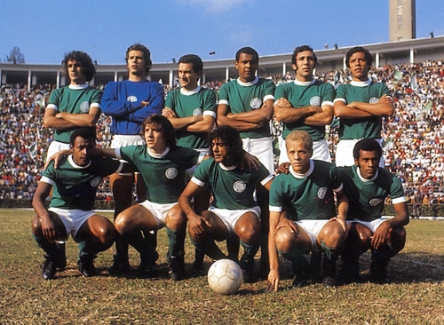 O Verdão na década de 1970 no Pacaembu lotado. Em pé temos Eurico, Leão, Dudu, Luis Pereira, Alfredo e Zeca; agachados estão Edu, Leivinha, César, Ademir da Guia e Nei