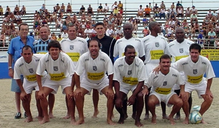 Time de veteranos do Santos. Em pé vemos doutor Mário, Joel, Ailton Lira, jogador não identificado, Balu, Neto e Edu. Agachados estão o ex-zagueiro Vado, que defendeu Jabaquara e Portuguesa Santista, Ernesto Guevara, Gilberto Costa, Célio, o ex-meia Nelsinho, que jogou no Jabaquara com o técnico Orlando Amarelo, e João Paulo